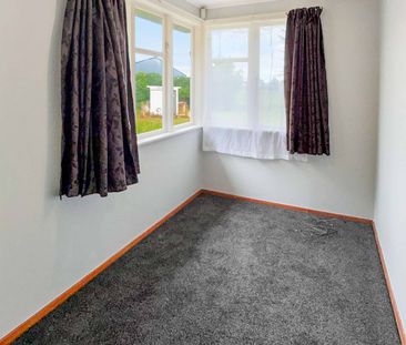 Charming 2-Bedroom Home in Papakura! - Photo 4