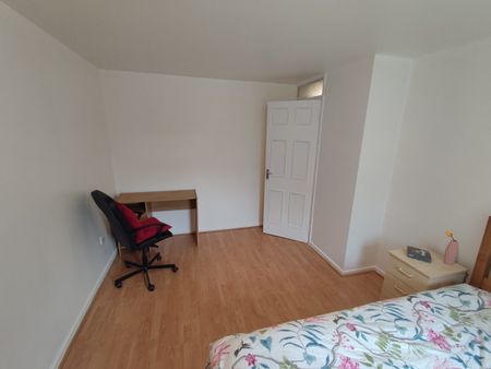 Room in a Shared House, Manchester, M15 - Photo 2