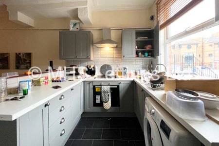 3 Bedroom Flat for rent in Woodhouse Lane - Photo 4