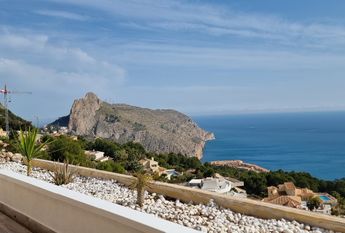 For rent: spacious apartment with 3 bedrooms and sea views.