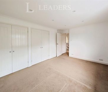 4 bedroom detached house to rent - Photo 6