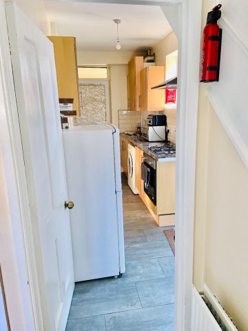 Room in a Shared House, Downham Way, BR1 - Photo 4