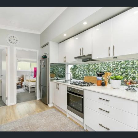 Modern granny flat in a quiet location yet handy to local shops and bus stops - Photo 4