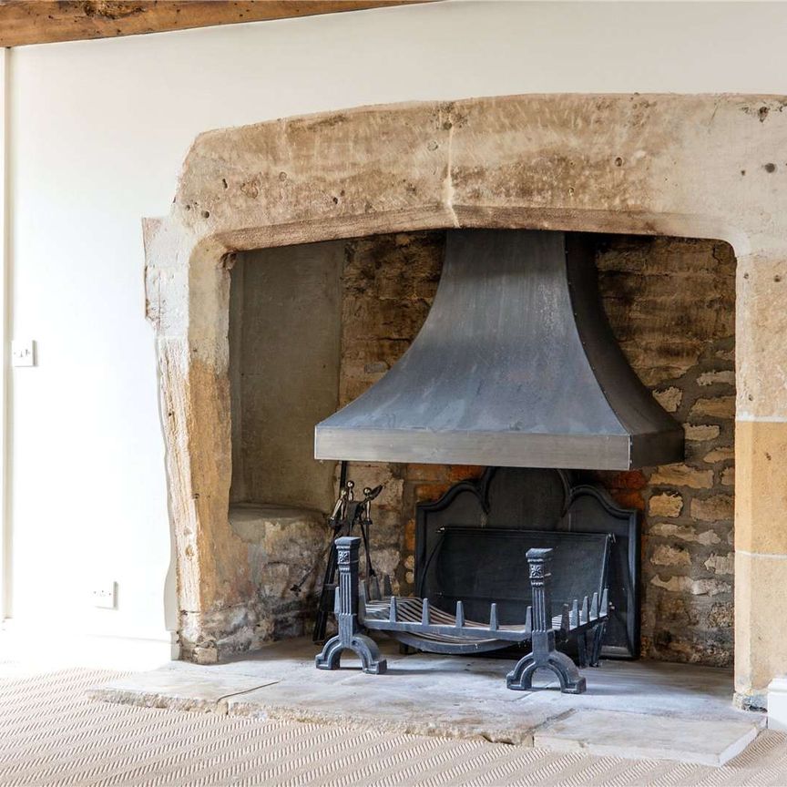 Immaculate Farmhouse in the heart of the village of Idbury. - Photo 1