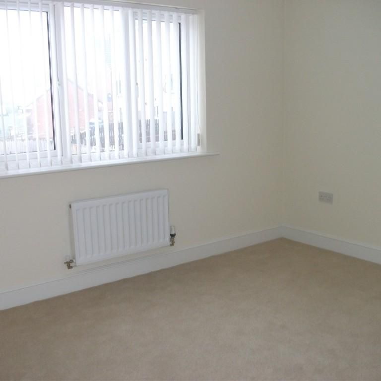3 bedroom end of terrace house to rent - Photo 1