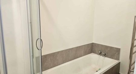 Warm, modern & spacious – your new Lansdowne home - Photo 5