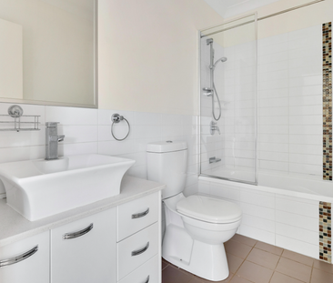 Contemporary townhouse in elevated position - Photo 5