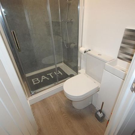 1 bedroom in a house share to rent - Photo 3