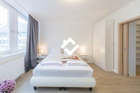 Budapest, I. kerület, Vár, Szentháromság u. - Photo 5