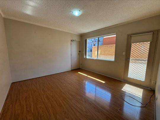 For Rent: Spacious 2-Bedroom Unit in Prime Location! Conveniently Located Near Shops & Train Station - Photo 1