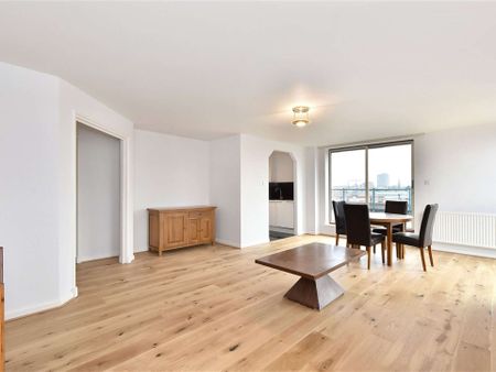 A beautifully presented, light, bright and spacious two bedroom apartment, situated on the fifth floor of this modern, purpose built development located in the heart of West Wapping. - Photo 5