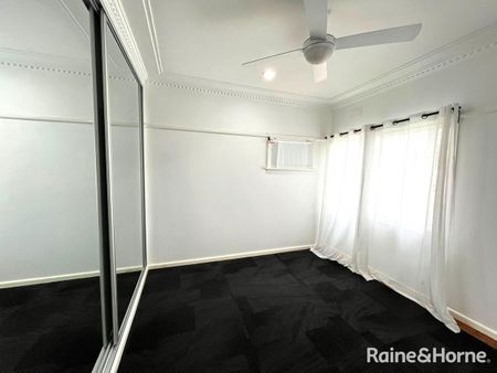 CHARMING THREE BEDROOM HOME IN MACQUARIE FIELDS! CLOSE TO STATION! - Photo 3