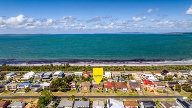 4 Bedroom - 2 Bathroom - Minutes Walk to Beach - Photo 1