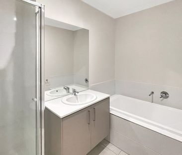 🏡 4-Bedroom Townhouse In South Morang - Photo 6