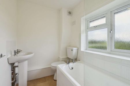 3 bedroom semi-detached property located within a village location. Redecorated and new carpets throughout. Large garden to front and rear of property. - Photo 5