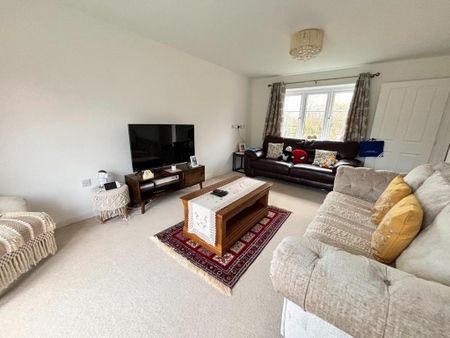 4 bedroom detached house to rent - Photo 2