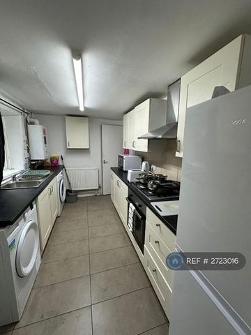 1 bedroom in a house share to rent - Photo 3