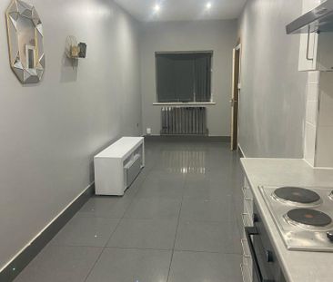 Self contained Compact studio flat close to chadwel heath station-1... - Photo 4
