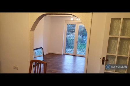 3 bedroom end of terrace house to rent - Photo 3