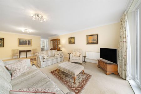 Bentley Place, 57-59 Baker Street, Weybridge, KT13 ground floor flat to rent - Photo 2