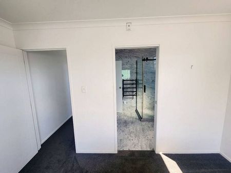 Stylish New-Build 4BR Home in Avondale - Photo 2