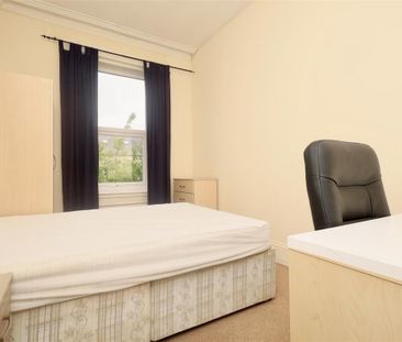 5 bedroom Student Terraced House to rent in Larkspur Terrace, Jesmo... - Photo 4