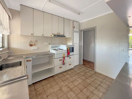 Charming Spacious Family Home - Photo 5