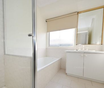 ELEGANT TWO BEDROOM, LOW MAINTENANCE HOUSE - DUCTED HEATING AND EVA... - Photo 1