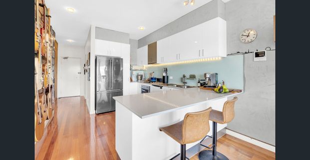 North-facing top-floor living in the heart of Westgarth - Photo 1
