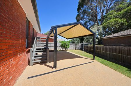 Five Bedroom House in Prime Wheelers Hill Location - Photo 5