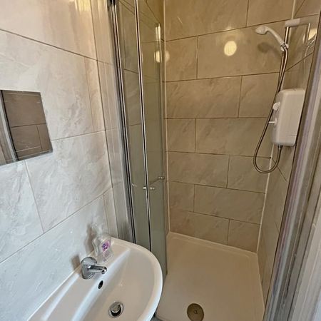 1 bedroom in a flat share to rent - Photo 3