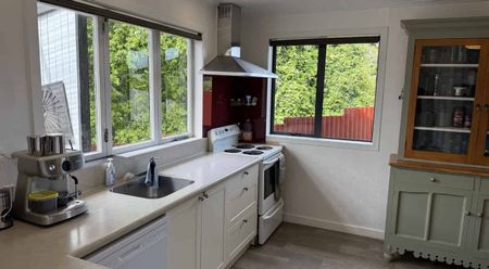 1930's bungalow with cozy retro feel - Photo 5