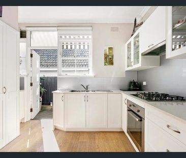 Beautiful Presented Unit in Top Location! - Photo 4