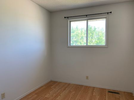 Beautiful 3 Bedroom House in Kentwood East!!! - Photo 5