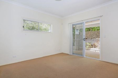 Spacious and Airy LIving in Heart of Kangaroo Point! - Photo 3