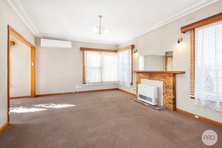 SPACIOUS THREE BEDROOM HOME WITH SHED - IDEAL LOCATION - Photo 3