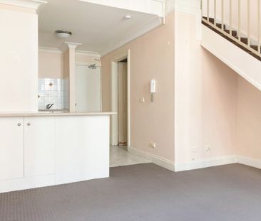 Loft-Style Apartment in Convenient Location &ast;&ast; Available 10... - Photo 2