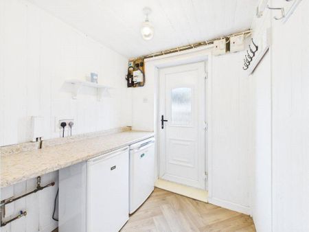 1 bedroom semi-detached house to rent - Photo 4