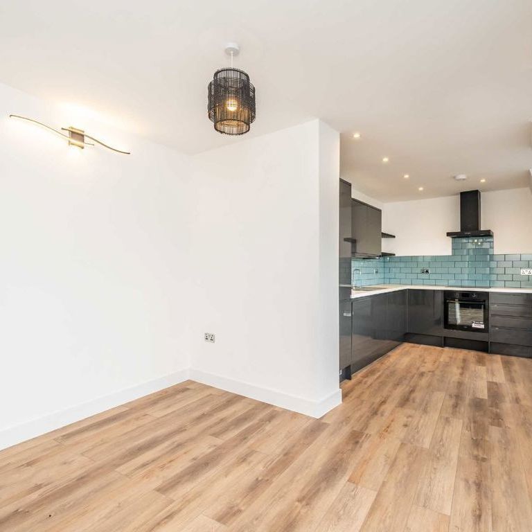 Balham High Road, SW17 7HD, London - Photo 1