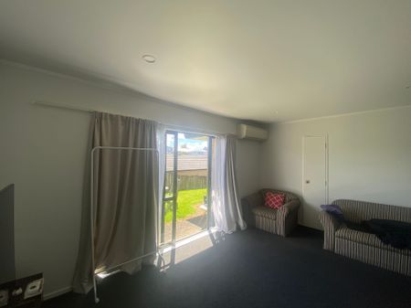 Large private home in Pukekohe - Photo 4