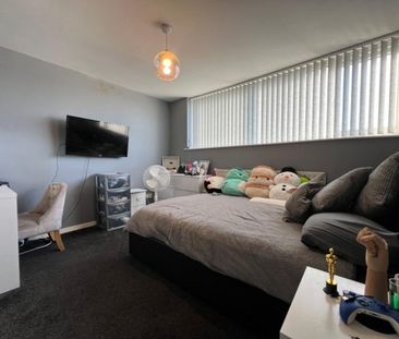 4 bedroom semi-detached house to rent - Photo 5