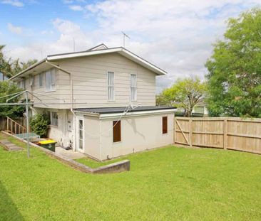 Sunny home in Bucklands Beach - Photo 1
