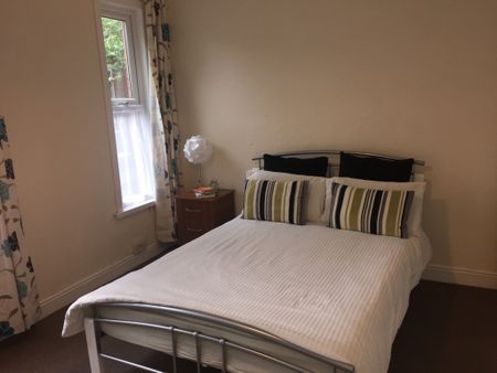 5 Bedroom Semi Detached To Rent in Lenton - Photo 4