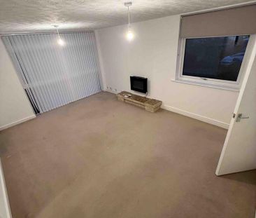 3 bedroom flat to rent - Photo 4