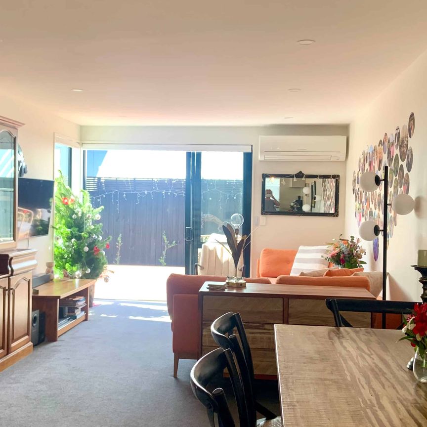 Beautifully Presented Fully Furnished Spacious City Townhouse - Photo 1