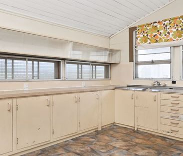 SPACIOUS WELL LOCATED HIGH SET GABLE HOME - 3 BED - STUDY - SUN ROO... - Photo 4