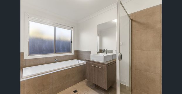 Spacious contemporary family living - Photo 1