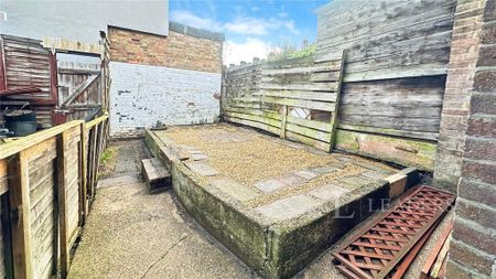 3 bedroom terraced house to rent - Photo 3