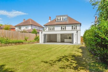 Baron's Hurst, Epsom, KT18 - Photo 3