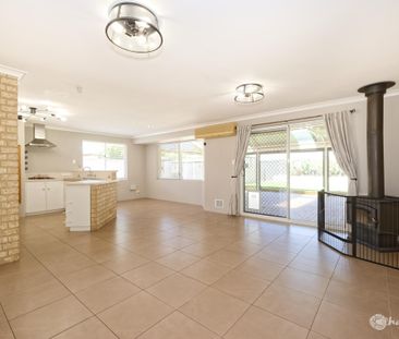 CONVENIENTLY LOCATED, COMFORTABLE 3X1 FAMILY HOME!!! - Photo 2